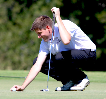 Senior+Trevor+Cash+prepares+to+putt+during+the+Guyer+tournament+at+Oakmont+Country+Club+on+Sept.+30.