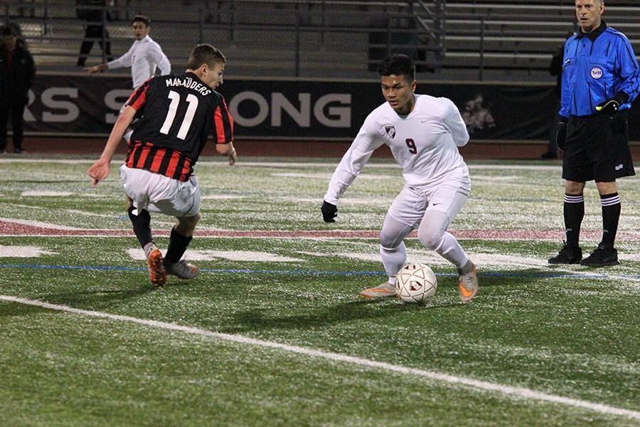 Junior+Peter+Hmung+surpasses+junior+Kyle+Pellino+from+Marcus+in+an+attempt+to+score+a+goal+during+the+game+on+Jan.+15.