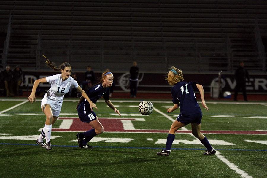 Senior+Kandis+Hartdegen+%2812%29+starts+to+fight+for+the+ball+against+two+Allen+defenders.+