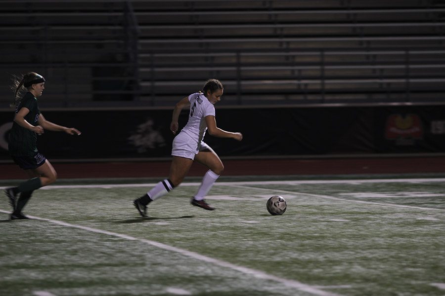 Senior+Myah+Buhler+%285%29+takes+off+down+the+field+during+the+game+against+Reedy+High+School+on+Tuesday%2C+Jan.+10.