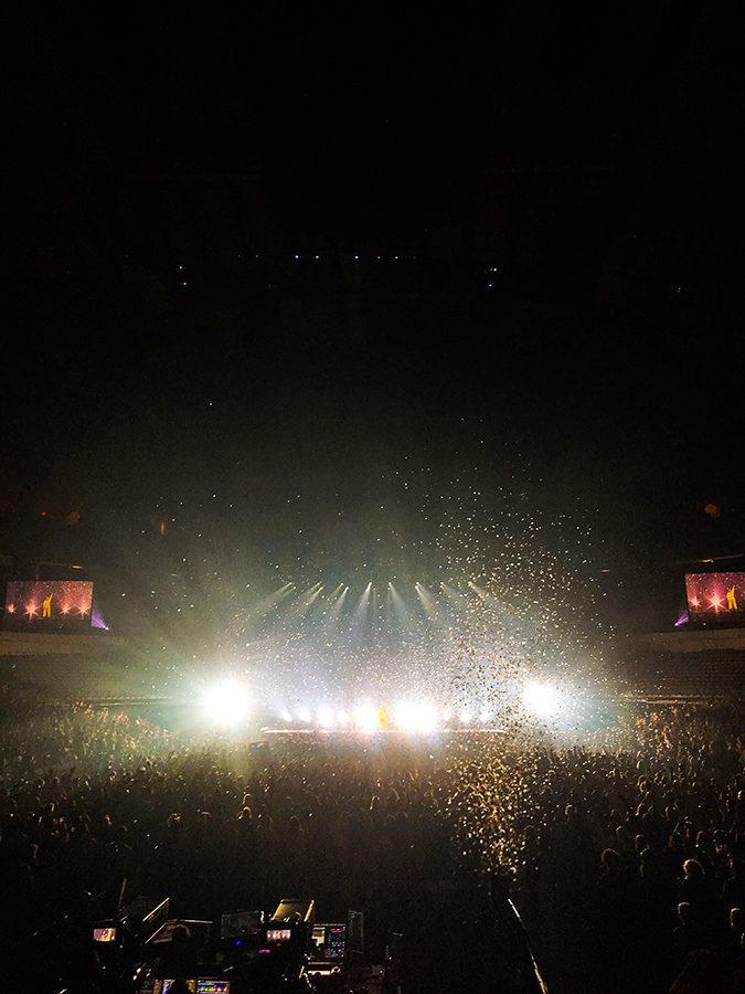Star-shaped+confetti+falls+onto+the+audience+during+the+last+song+%22Team.%22