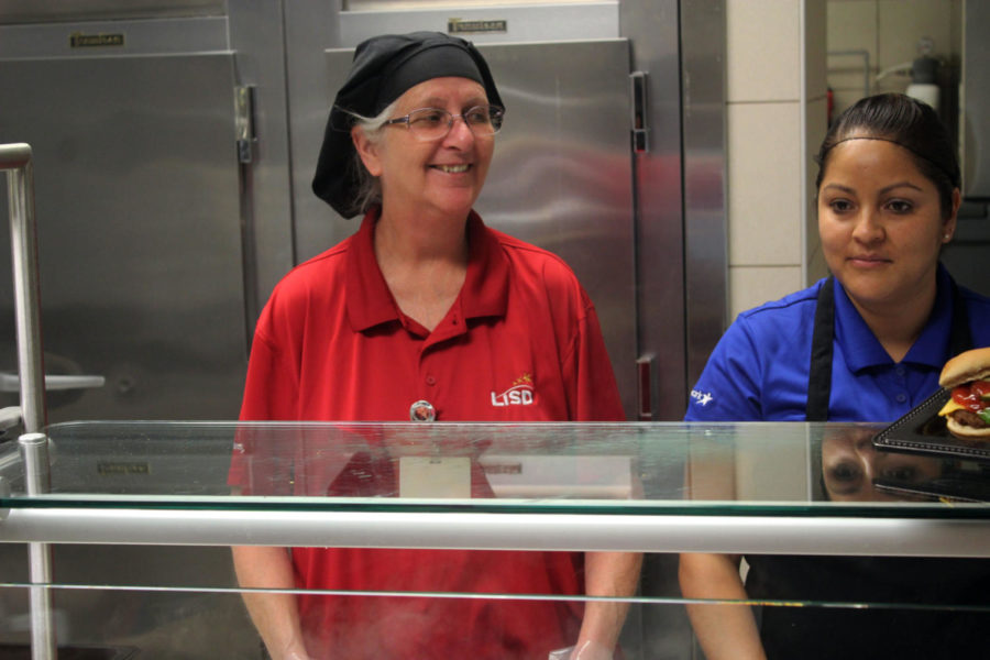 Head+cafeteria+worker+Penny+Potter+enjoys+happy+students+coming+through+the+lines.
