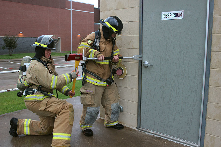Marcus+High+School+juniors+Spencer+Baltmanis+and+Ryan+Moore+attempt+to+jam+open+a+door+during+practice.