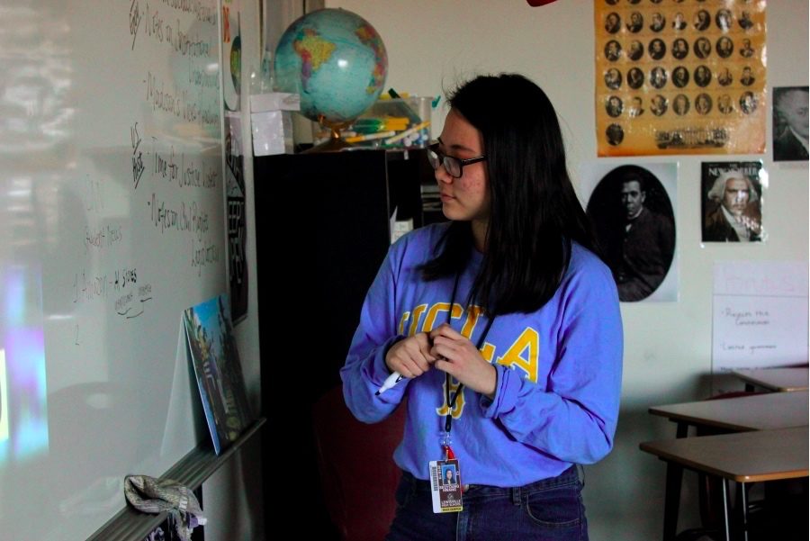 Senior+Cecilia+Hwang+writes+down+notes+from+the+CNN+video+during+the+Project+Youth+meeting+on+Thursday%2C+Nov.+1.