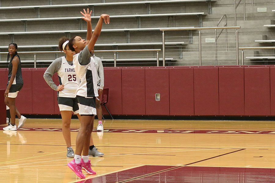 Senior+power+forward+Wynter+Taylor+%2825%29+watches+senior+shooting+guard+Kaiya+Braggs+%2813%29+shoot+a+ball+from+the+free-throw+line+during+practice+on+Thursday%2C+Dec.+13.