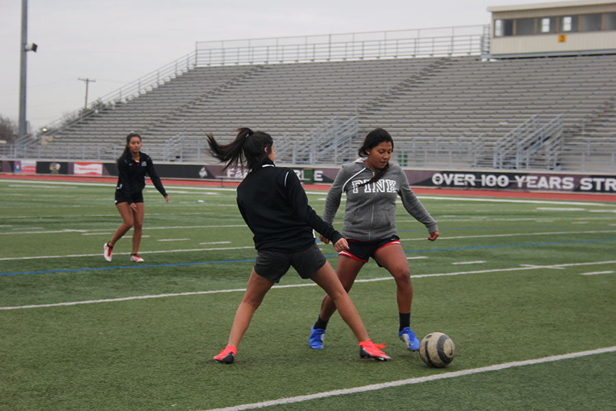 Junior+Michelle+Cortez+and+sophomore+Mia+Espinoza+practice++during+third+period+on+Tuesday%2C+Jan.+17.
