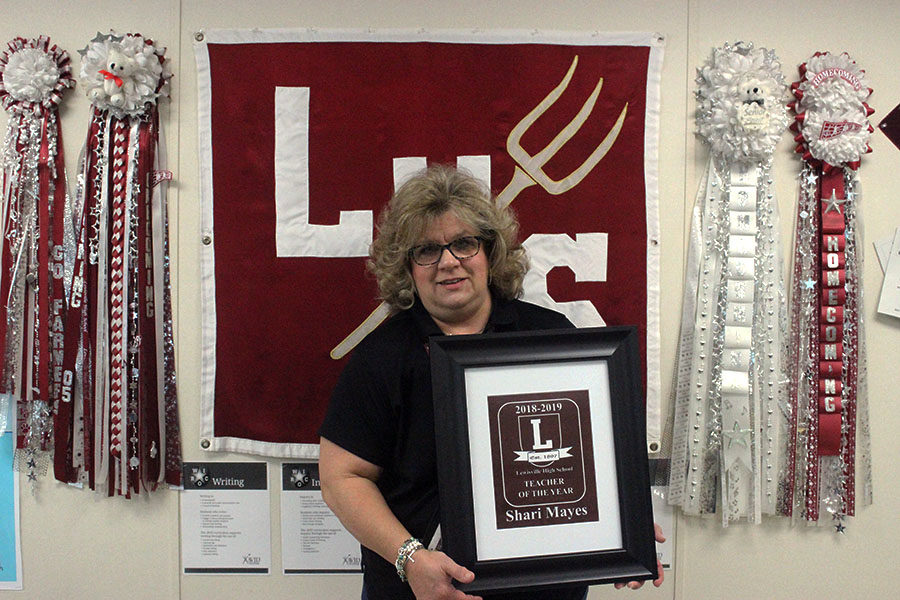 Math+teacher+and+Academic+Decathlon+Coach+Shari+Mayes+holds+up+her+award+for+Teacher+of+the+Year.