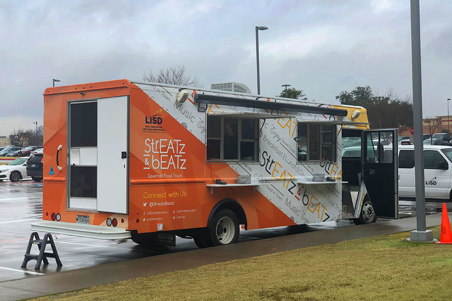 The+Streatz+%26+Beatz+food+truck+sits+outside+the+auditorium+on+Friday%2C+Feb.+1+serving+the+choice+of+a+bacon+grilled+cheese+or+three-cheese+melt.
