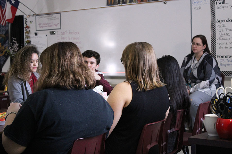 Students+from+lit+mag+listen+to+a+peer%27s+poem+during+B-block+on+Thursday%2C+Feb.+7.