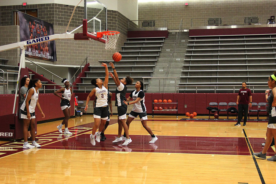 Freshman+guard+Deucee+Reed+%282%29%2C+senior+guard+Anessa+Boyd+%2823%29+and+sophomore+guard+Haley+Allen+%2830%29+run+through+team+drills+during+first+period+practice+on+Thursday%2C+Feb.+7.