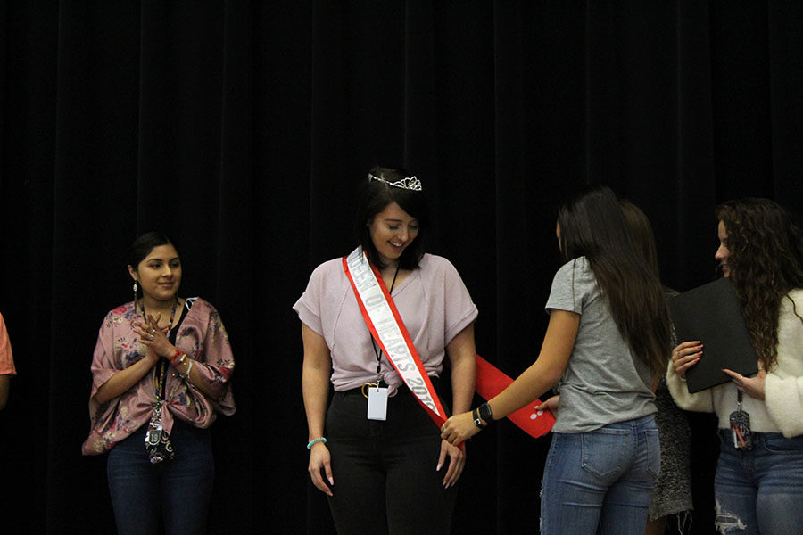 Senior+Jordon+Johnson+is+crowned+Queen+of+Hearts+on+the+stage+during+B+block+on+Thursday%2C+Nov.+14.