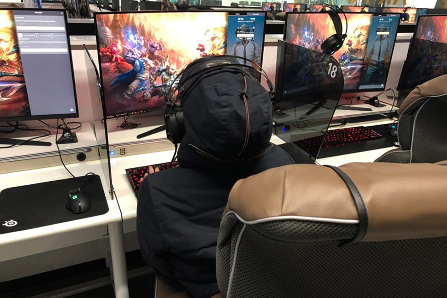 A+customer+at+AK+PC+gaming+cafe+logs+in+on+one+of+the+BenQ+monitors.
