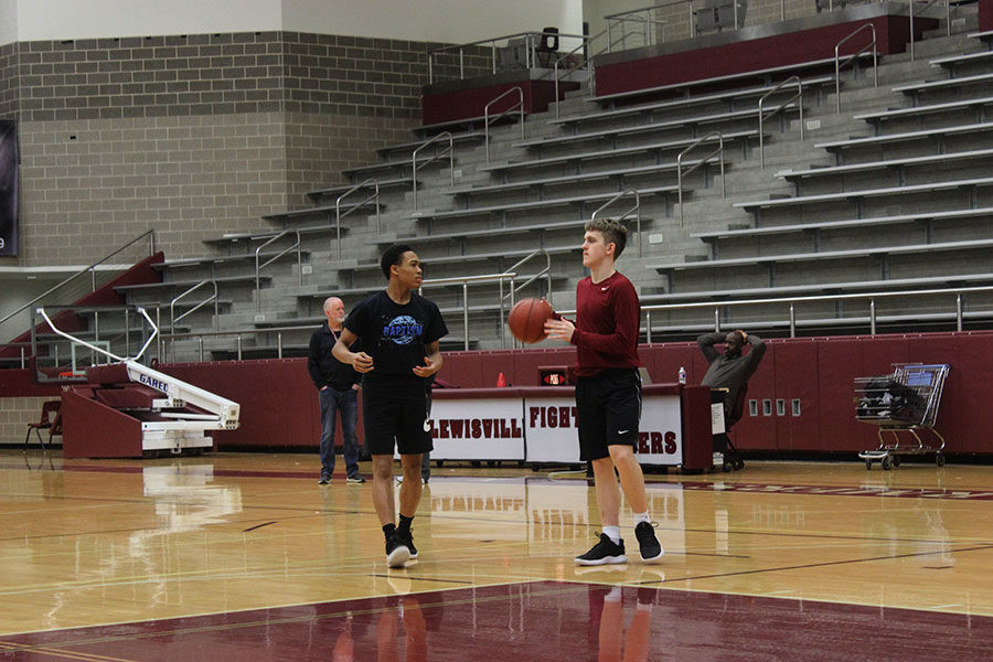 Sophomore+point+guard+Kylin+Green+practices+with+junior+shooting+guard+Austin+Pugh+on+Friday%2C+March+1.+