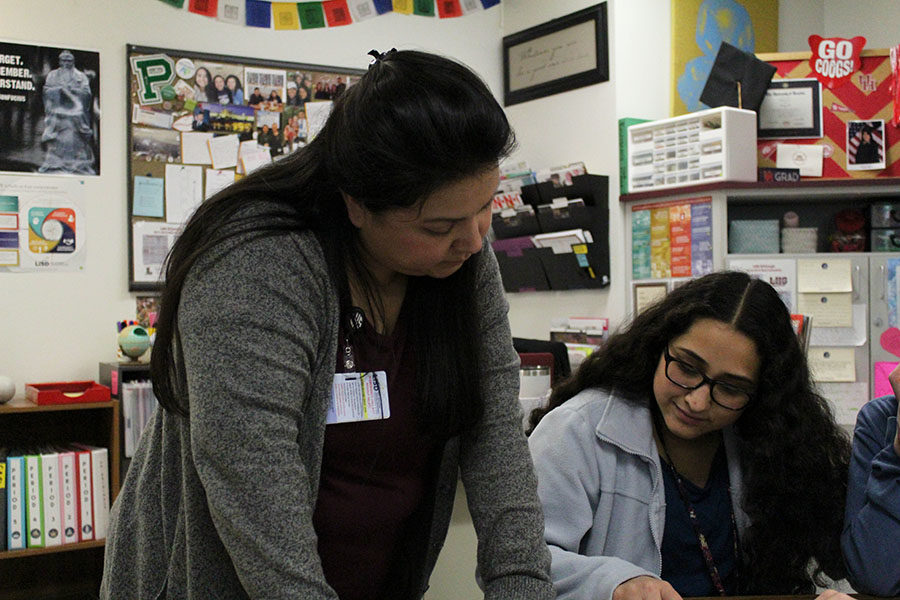 World+history+teacher+Elizabeth+Gonzalez+helps+sophomore+Liliana+Tachiquin+with+her+essay.+