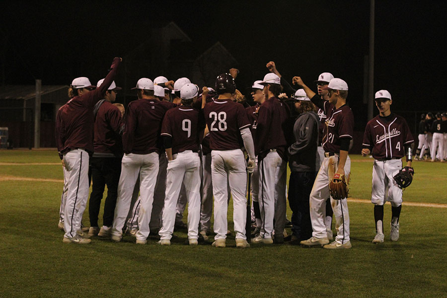 The team rally's during a timeout.