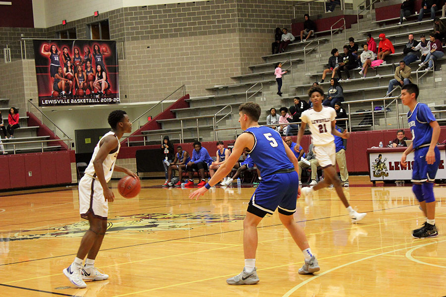 Sophomore+Keyonte+George+%281%29+dribbles+the+ball+as+he+looks+for+an+open+teammate+during+the+game+against+R.L.+Turner+on+Tuesday%2C+Dec.+17.