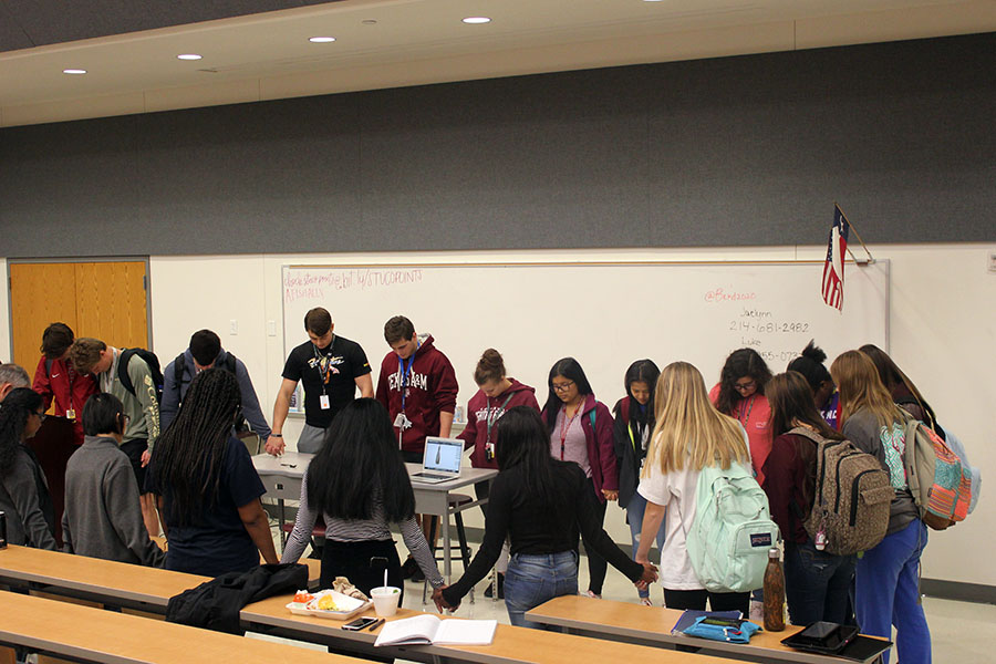 At+the+beginning+of+the+kindness+club+meeting+on+Tuesday%2C+Jan.+21%2C+club+members+gather+at+the+front+of+the+lecture+hall+in+prayer.